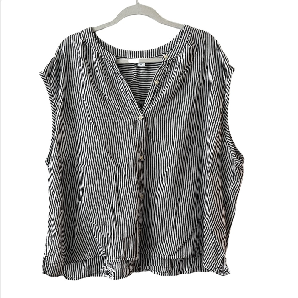 NWOT Old Navy Sleeveless Button Down